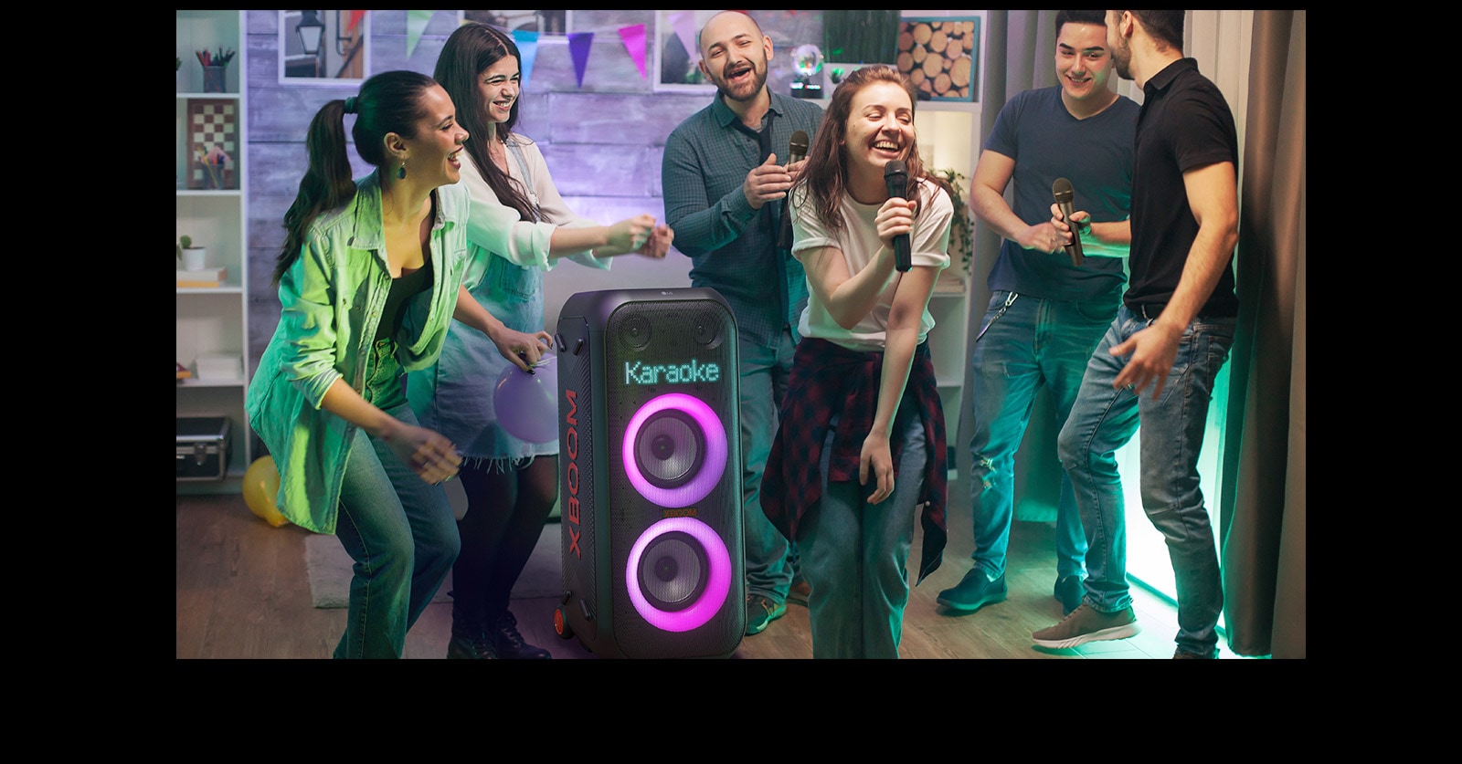 Sunt oameni care se bucură de karaoke în sufragerie.