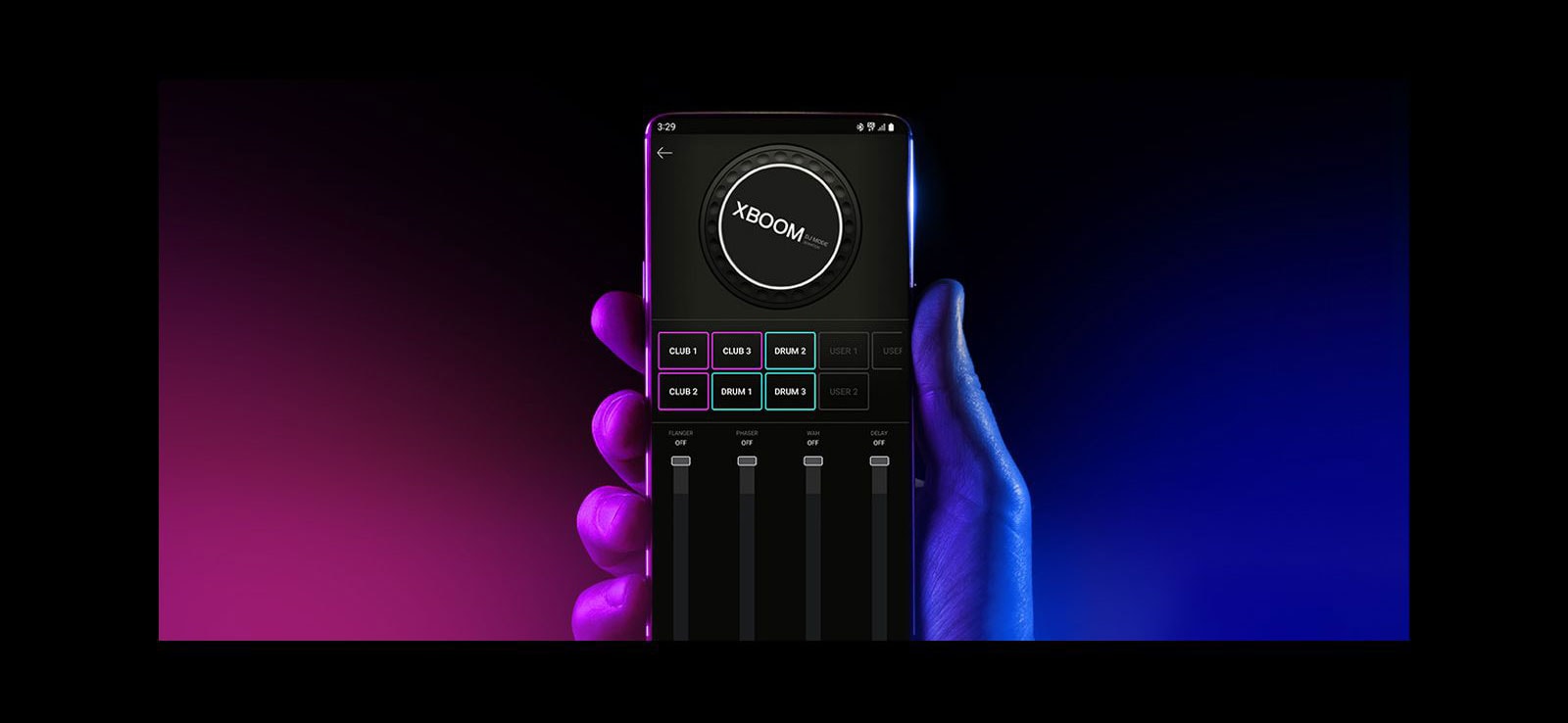 O mână ține un smartphone, arătând aplicația DJ.