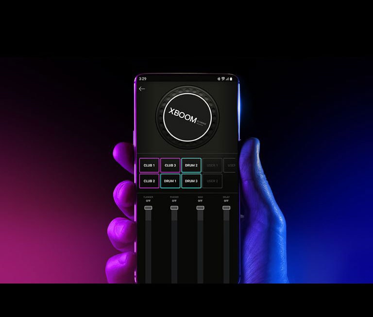 O mână ține un smartphone, arătând aplicația DJ.