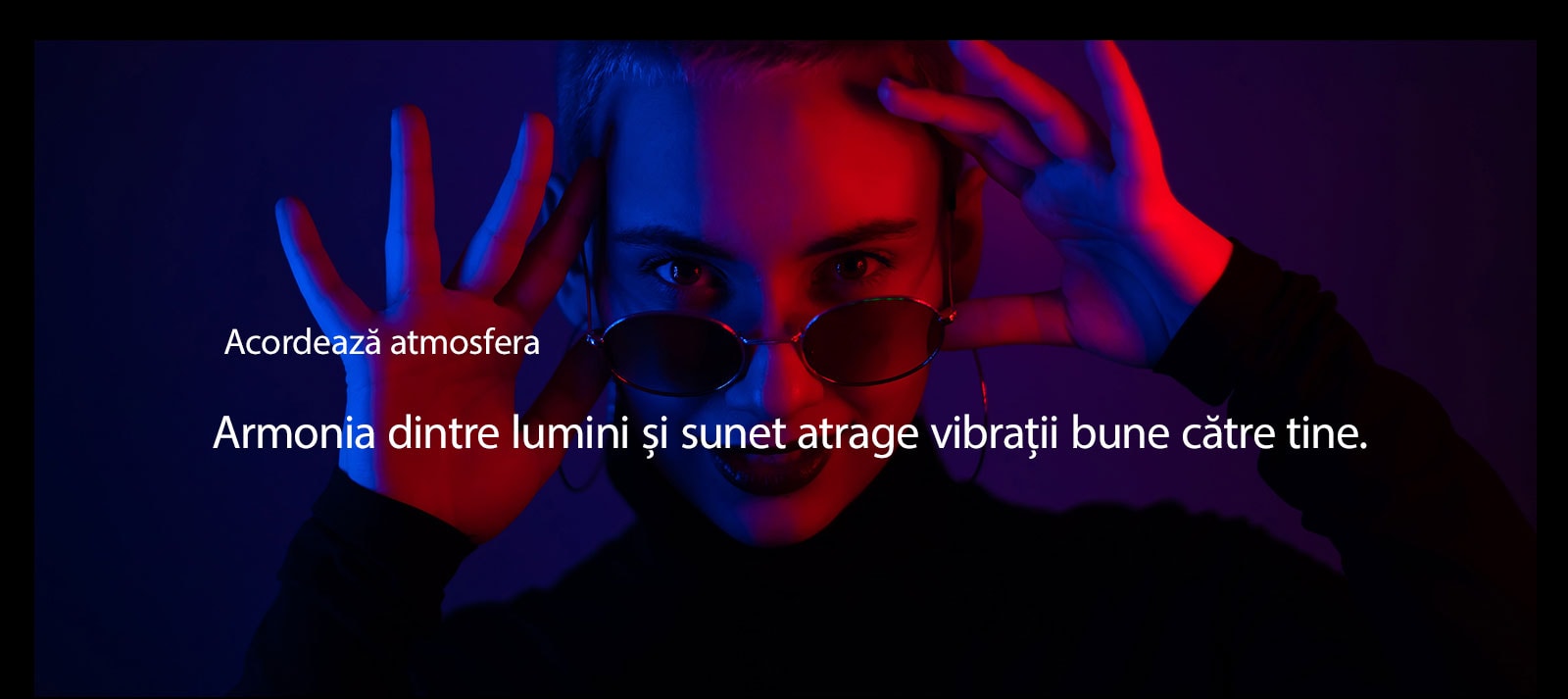 Femeia face o poză într-o lumină puternică.