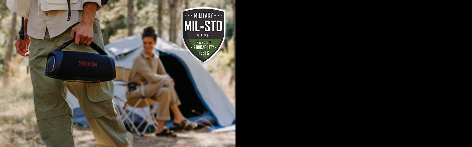 LG XBOOM Go XG8T este pe marginea piscinei. Trei persoane vorbesc prin difuzor, din piscină. Sub imagine, sunt afișate șapte pictograme pentru a dovedi că difuzorul XG8T a trecut testele militare.