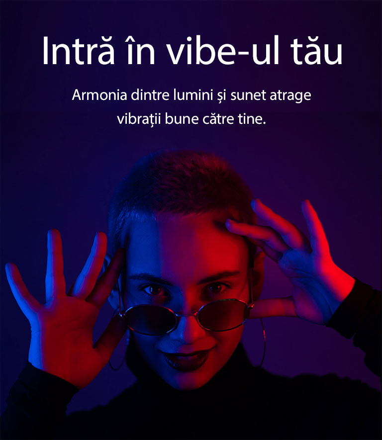 Femeia face o poză într-o lumină puternică.