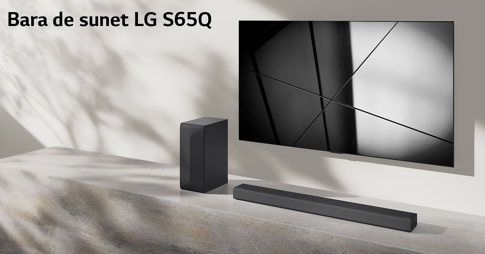 Bara de sunet S65Q și televizorul LG sunt așezate împreună în camera de zi. Televizorul este pornit, afișând o imagine alb-negru.