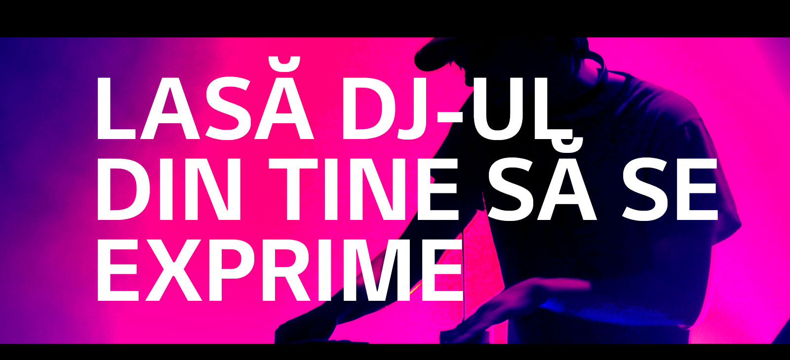 Un bărbat lucrează la pupitrul DJ-ului.