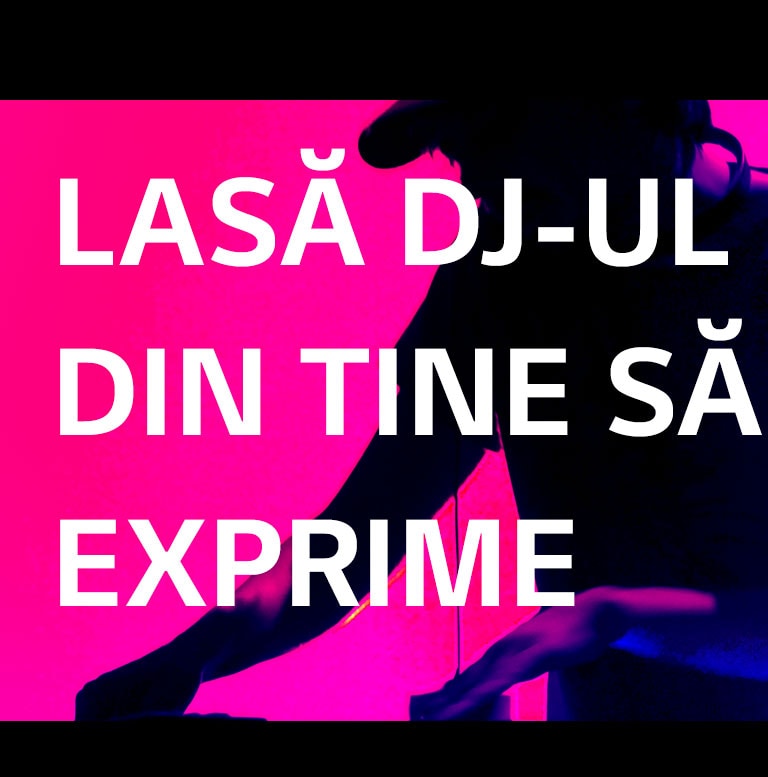 Un bărbat lucrează la pupitrul DJ-ului.