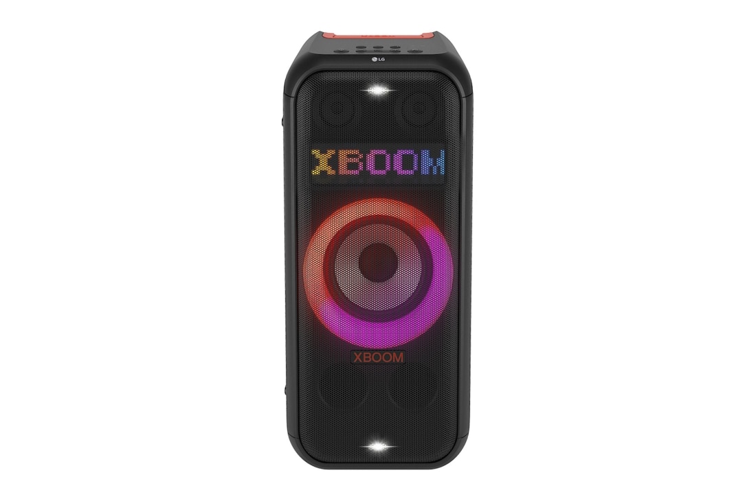 LG XBOOM XL7S, Vedere frontală cu toate luminile aprinse. Pe panoul cu iluminat cu pixeli dinamici, este afișat textul XBOOM., XL7S