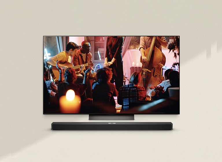 Pe ecran rulează un concert confortabil într-o sufragerie. Meniul WOW Interface apare ca o suprapunere, iar utilizatorul navighează către setările barei de sunet.