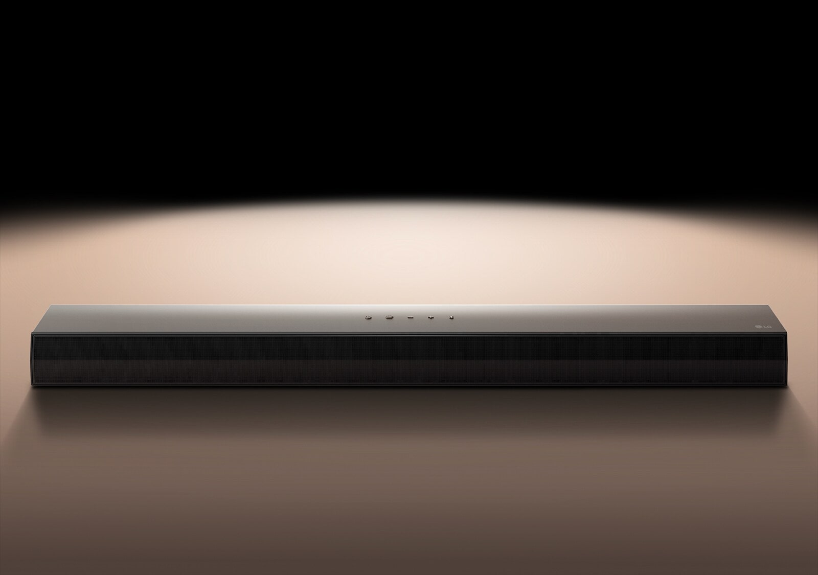 Soundbar LG pe un fundal negru, evidențiat de un reflector.
