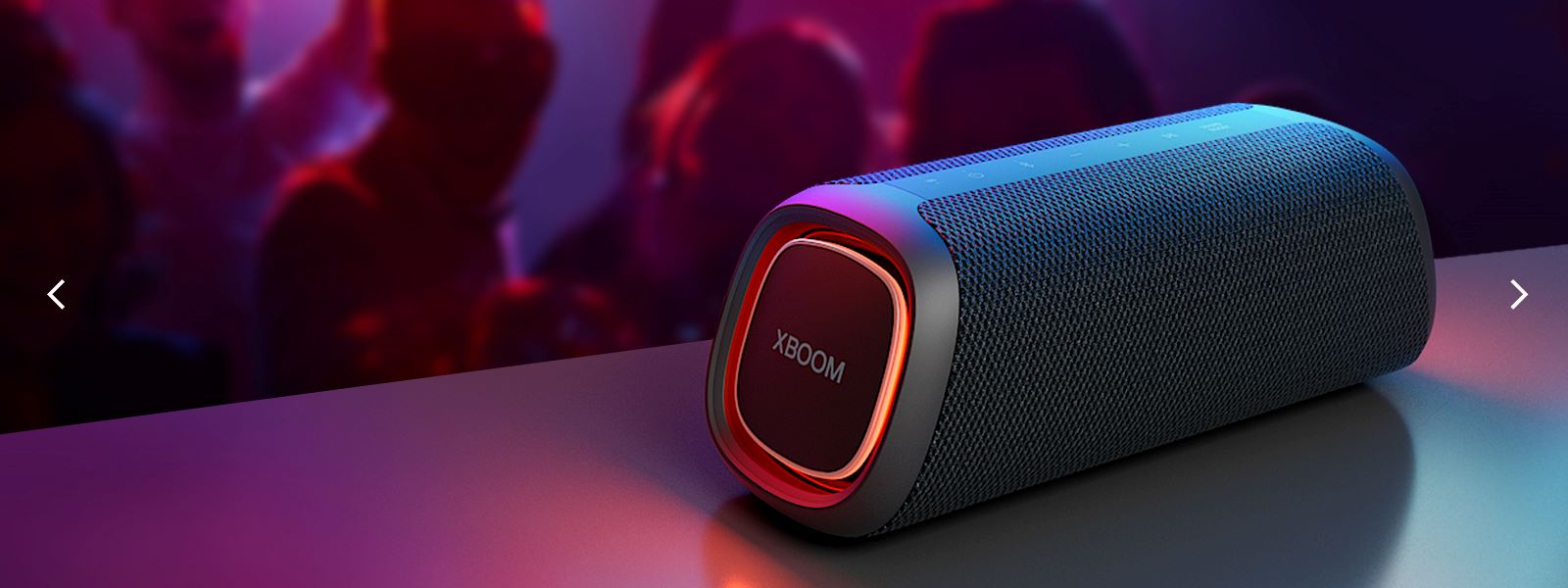 LG XBOOM Go XG5 este plasat pe masa de metal, cu luminile portocalii aprinse.