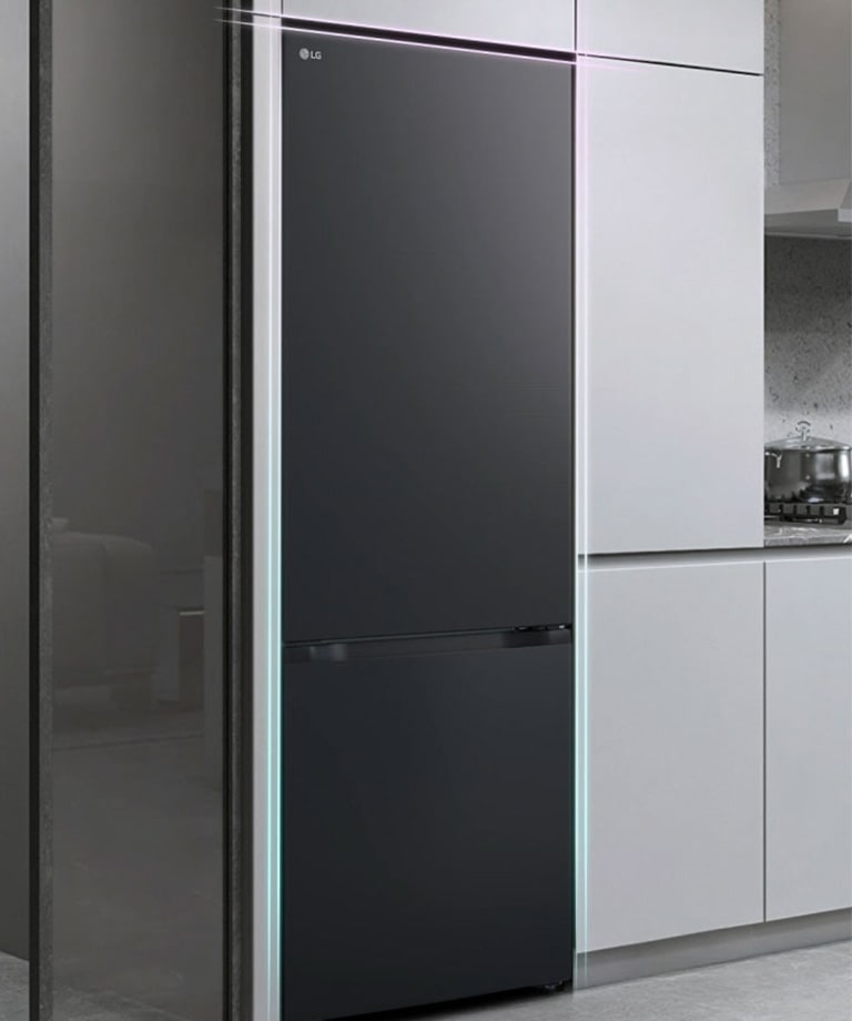 Frigiderul LG cu congelator inferior (GBBW726AEV), în finisaj negru mat