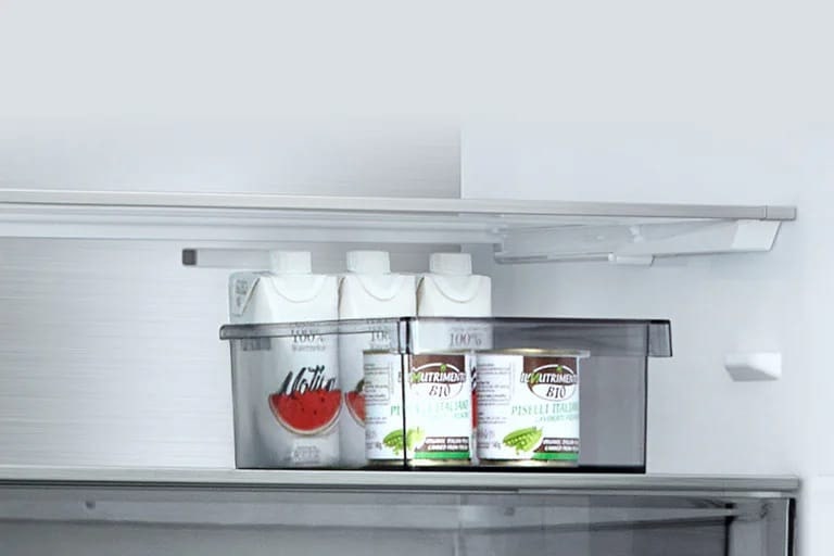 Interiorul frigiderului LG cu congelator inferior (GBBW726AEV)