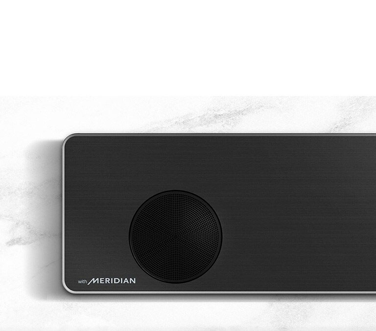 Prim-plan cu partea din stânga a soundbar LG, cu logo-ul Meridian în colțul din stânga jos.