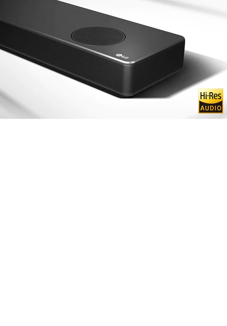 Prim-plan cu soundbar-ul LG în partea dreaptă cu logo-ul LG afișat în colțul din dreapta jos. Logo-ul în rezoluție înaltă este afișat dedesubtul produsului.