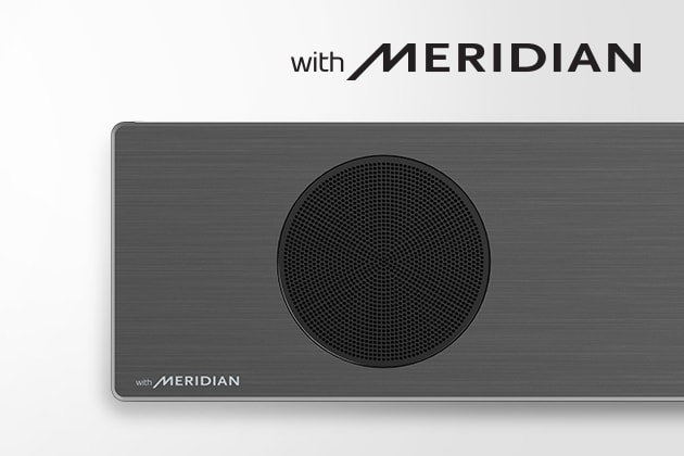 Prim-plan cu partea din stânga a soundbar LG, cu logo-ul Meridian în colțul din stânga jos. Logo-ul Meridian de dimensiuni mai mari este afișat deasupra produsului.