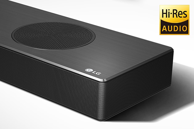 În prim-plan un soundbar LG în partea dreaptă, cu logo-ul LG afișat în colțul din dreapta jos. Logo-ul cu rezoluție înaltă este afișat deasupra produsului.