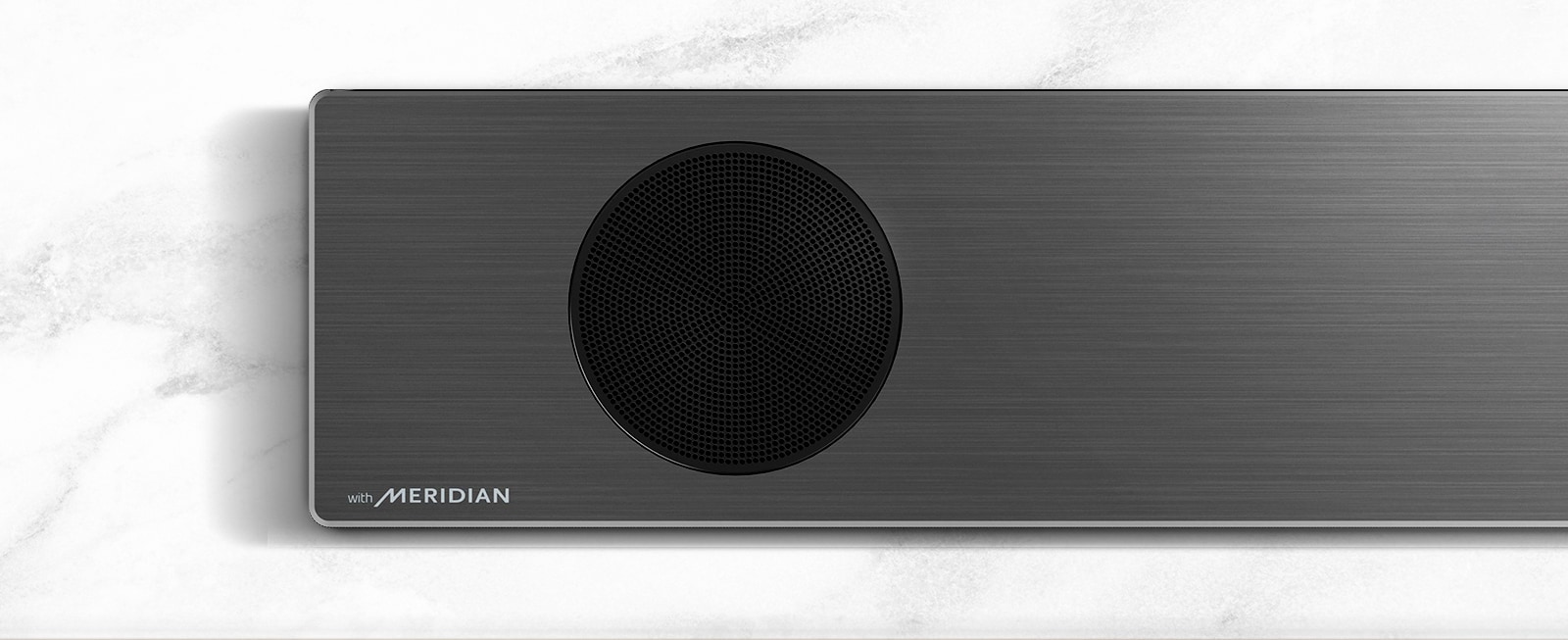 Prim-plan cu partea din stânga a soundbar LG, cu logo-ul Meridian în colțul din stânga jos.