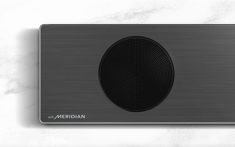 Prim-plan cu partea din stânga a soundbar LG, cu logo-ul Meridian în colțul din stânga jos.
