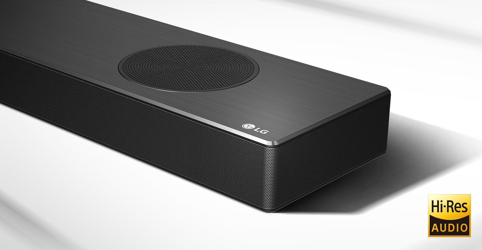 Prim-plan cu soundbar-ul LG în partea dreaptă cu logo-ul LG afișat în colțul din dreapta jos. Logo-ul în rezoluție înaltă este afișat dedesubtul produsului. 