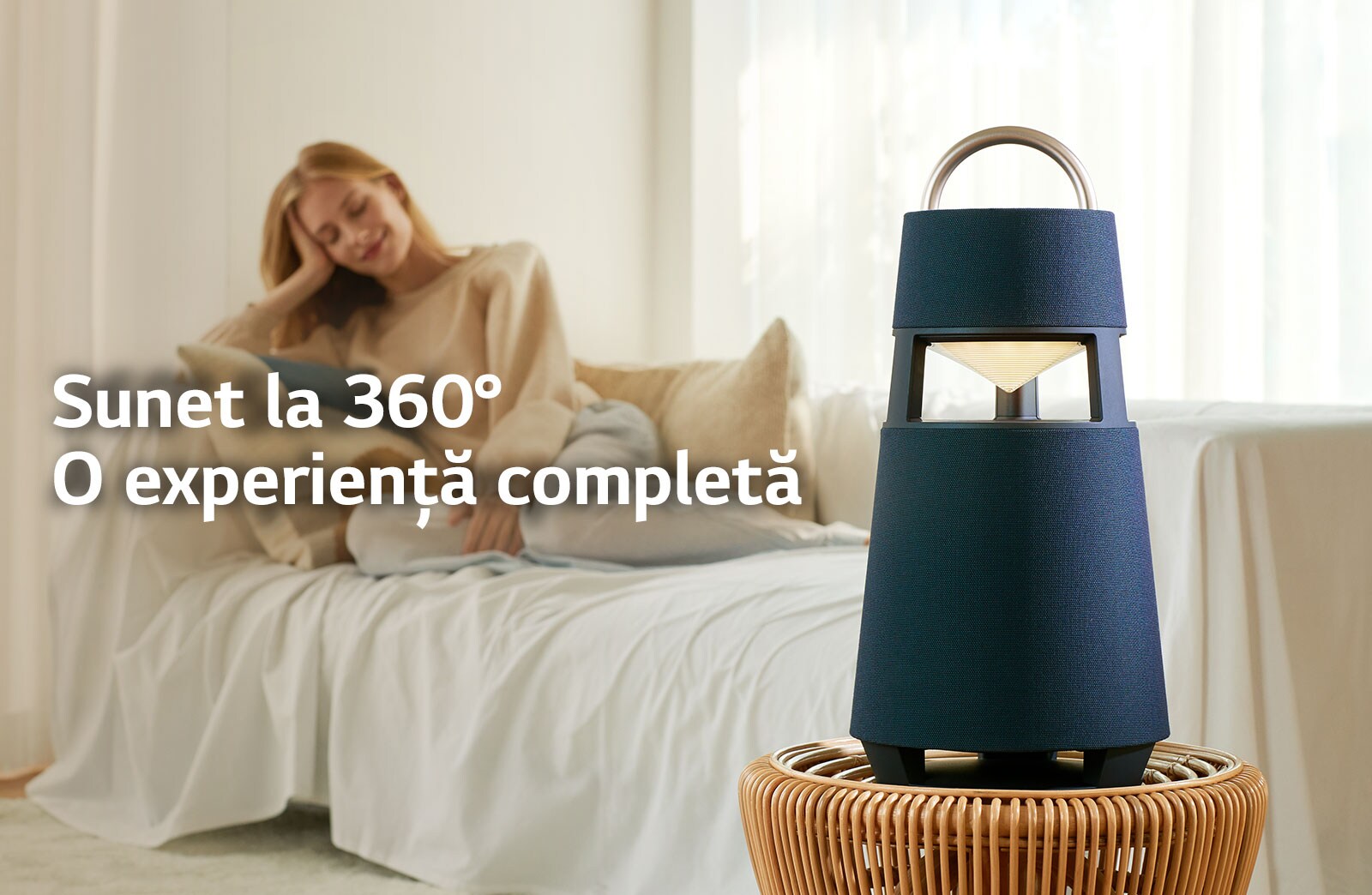 Imagine cu femeie care stă pe o canapea și ascultă muzică cu un XBOOM 360 în fața ei.