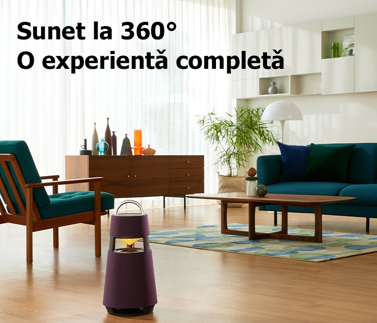 Imagine cu femeie care stă pe o canapea și ascultă muzică cu un XBOOM 360 în fața ei.