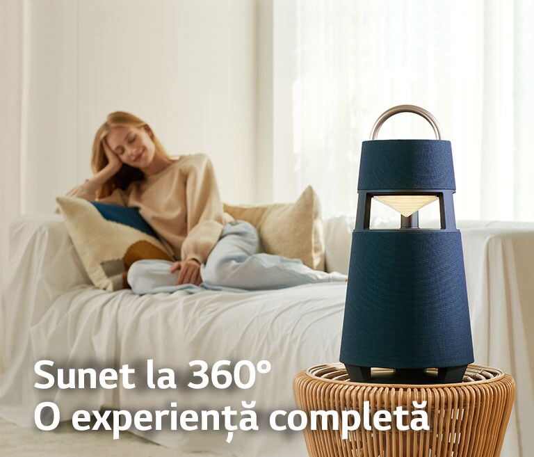 Imagine cu femeie care stă pe o canapea și ascultă muzică cu un XBOOM 360 în fața ei.