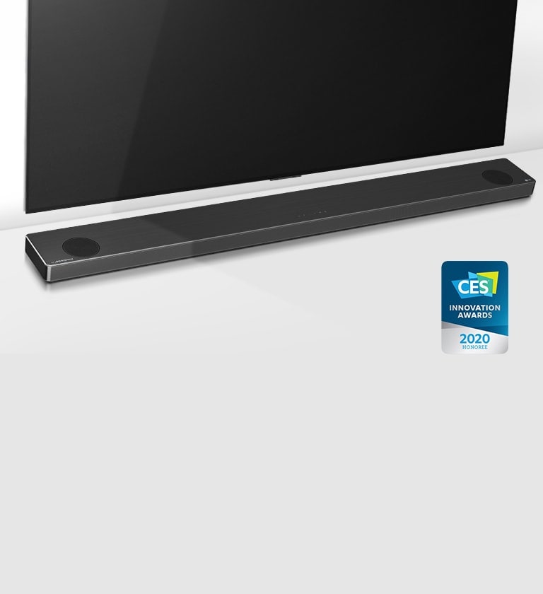 Imagine completă a televizorului cu bara de sunet LG ușor înclinată spre dreapta. Logo-ul premiilor CES 2020 sub bara de sunet