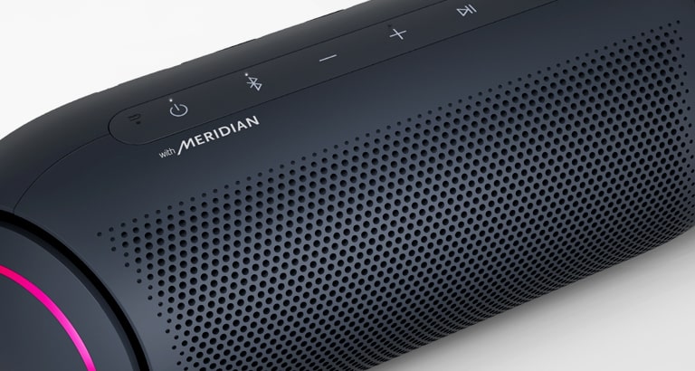 Pe fundal alb, un prim-plan al siglei Meridian a LG XBOOM Go cu iluminare magenta.