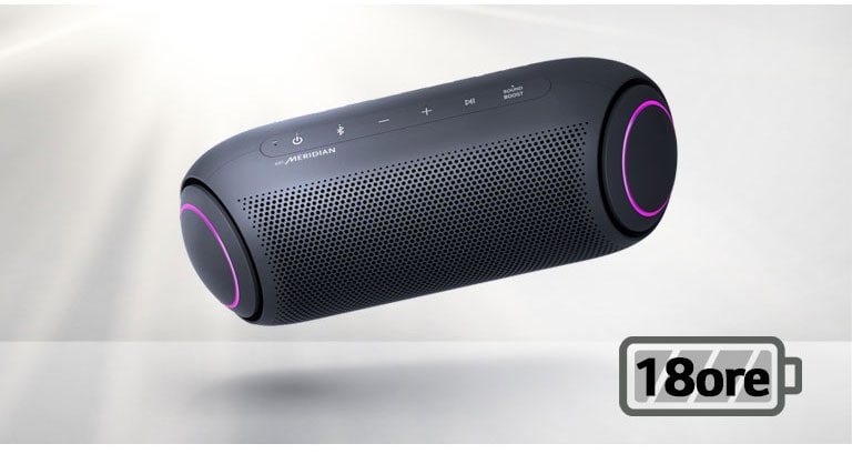 LG XBOOM Go se înclină înspre stânga și plutește în aer. Iluminarea woofer-ului este de culoare purpurie.