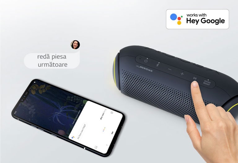 O mână apasă un buton pe LG XBOOM Go. Un smartphone este lângă el. Este o bulă de text. Sigla Google se află în partea dreaptă sus.