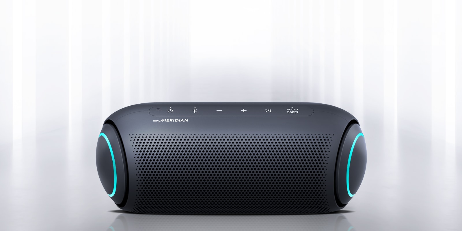 Lumina strălucește dimprejur și este vizibilă partea frontală a XBOOM Go cu iluminare de culoare albastră pe fiecare margine.