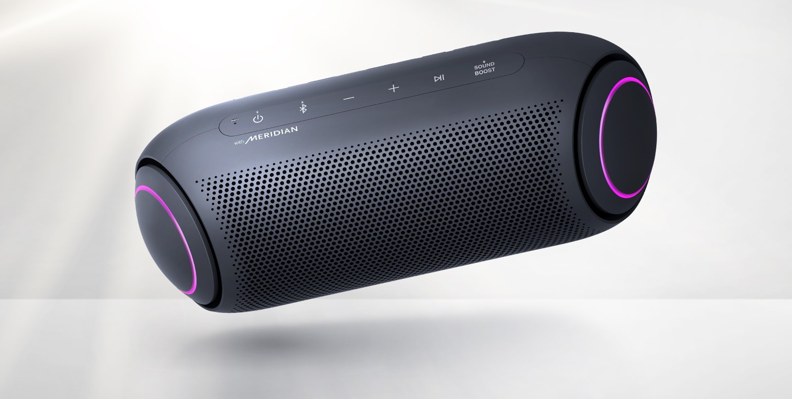 LG XBOOM Go se înclină înspre stânga și plutește în aer. Iluminarea woofer-ului este de culoare purpurie.
