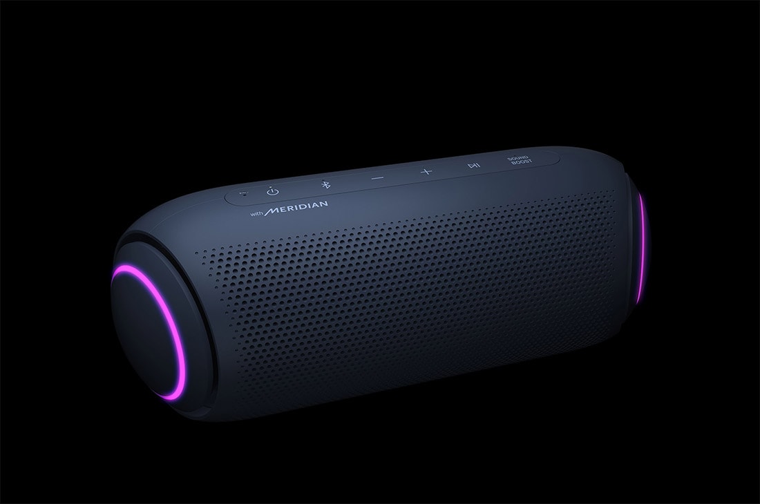 LG XBOOMGo PL7, Un XBOOM Go cu iluminare circulară de culoare mov la fiecare margine. Imaginea este înclinată în jos cu 15 grade., PL7, thumbnail 15