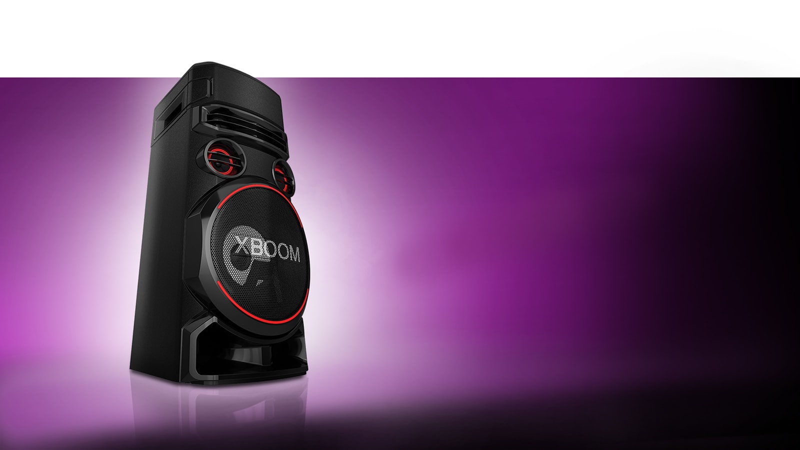 O vedere de jos a lateralei stângi a LG XBOOM pe un fundal violet. Luminile XBOOM sunt, de asemenea, violet.