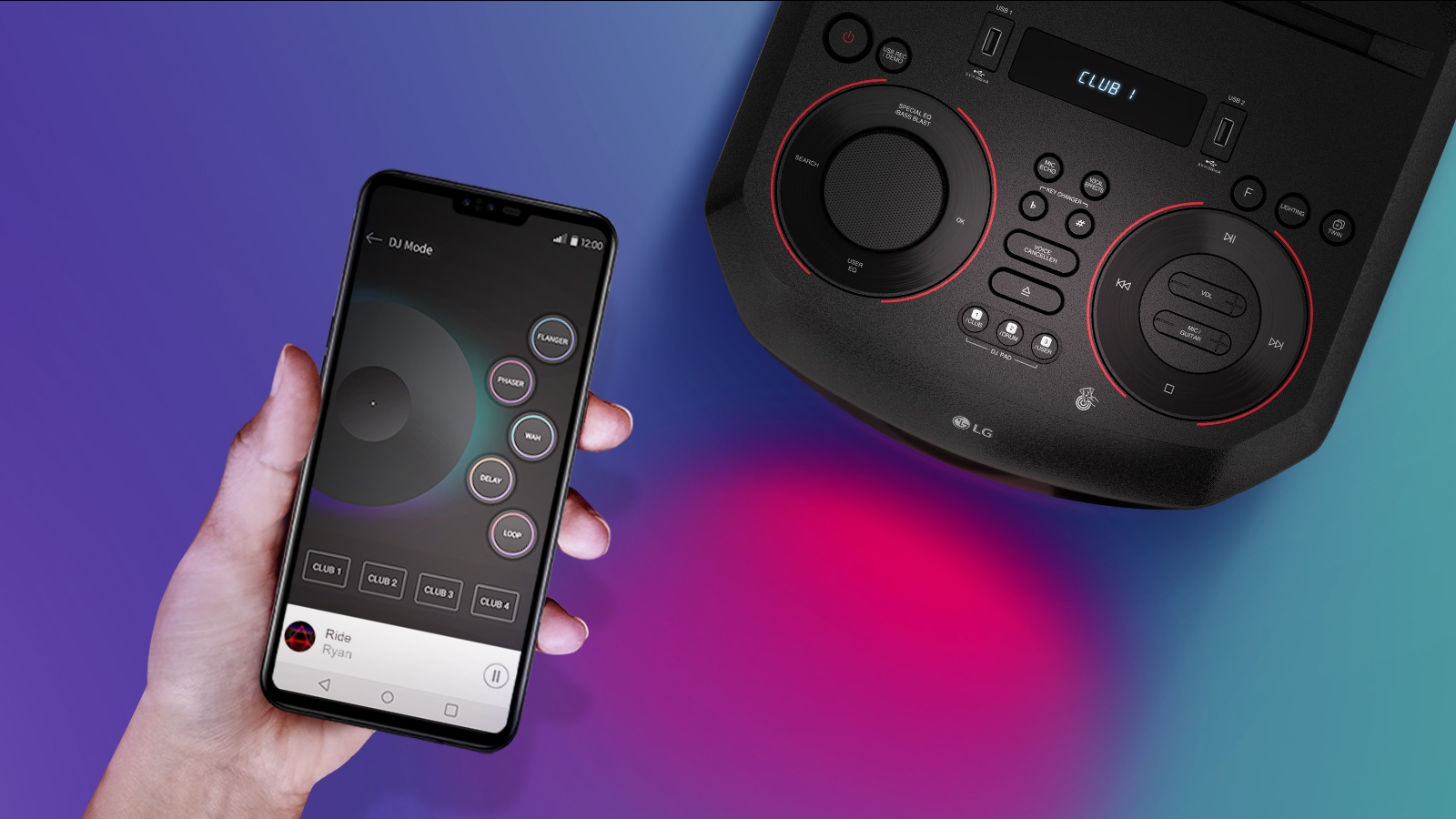 O mână ce ține un telefon inteligent lângă partea superioară a unui LG XBOOM.