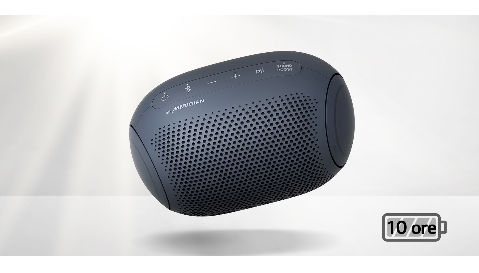 LG XBOOM Go se înclină înspre stânga și plutește în aer.