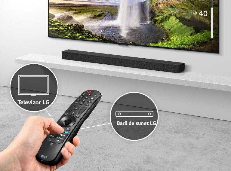 Există o telecomandă în mâna cuiva, care controlează televizorul și bara de sunet din spate. Există pictograme ale televizorului LG și barei de sunet LG.