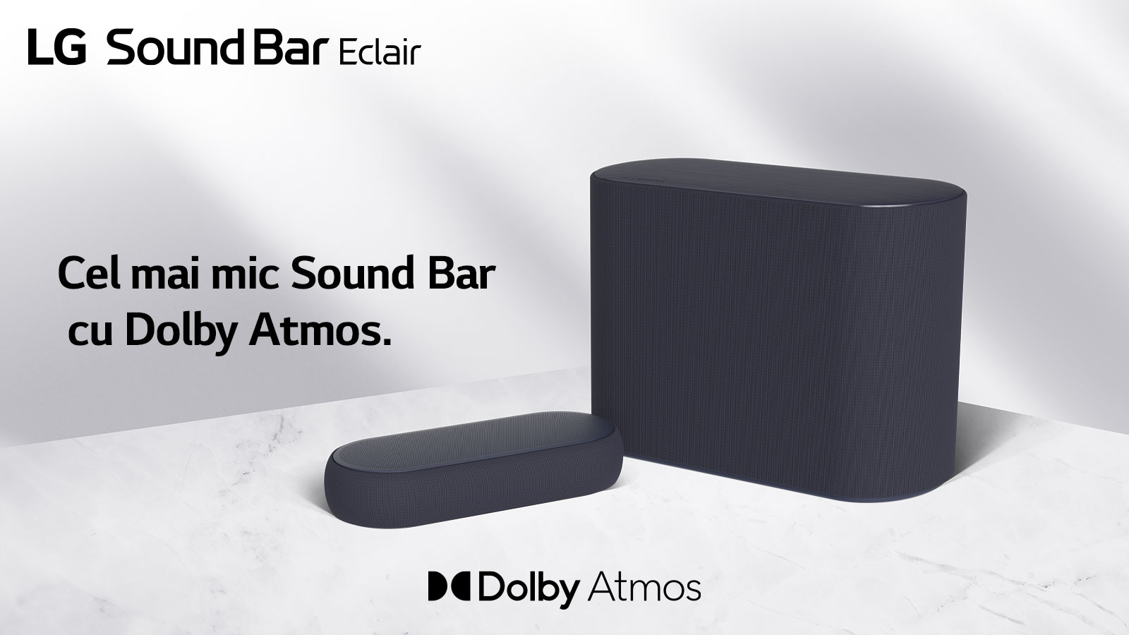 Un soundbar și un subwoofer sunt așezate pe o podea de marmură, soundbarul și subwooferul fiind orientate spre părți opuse