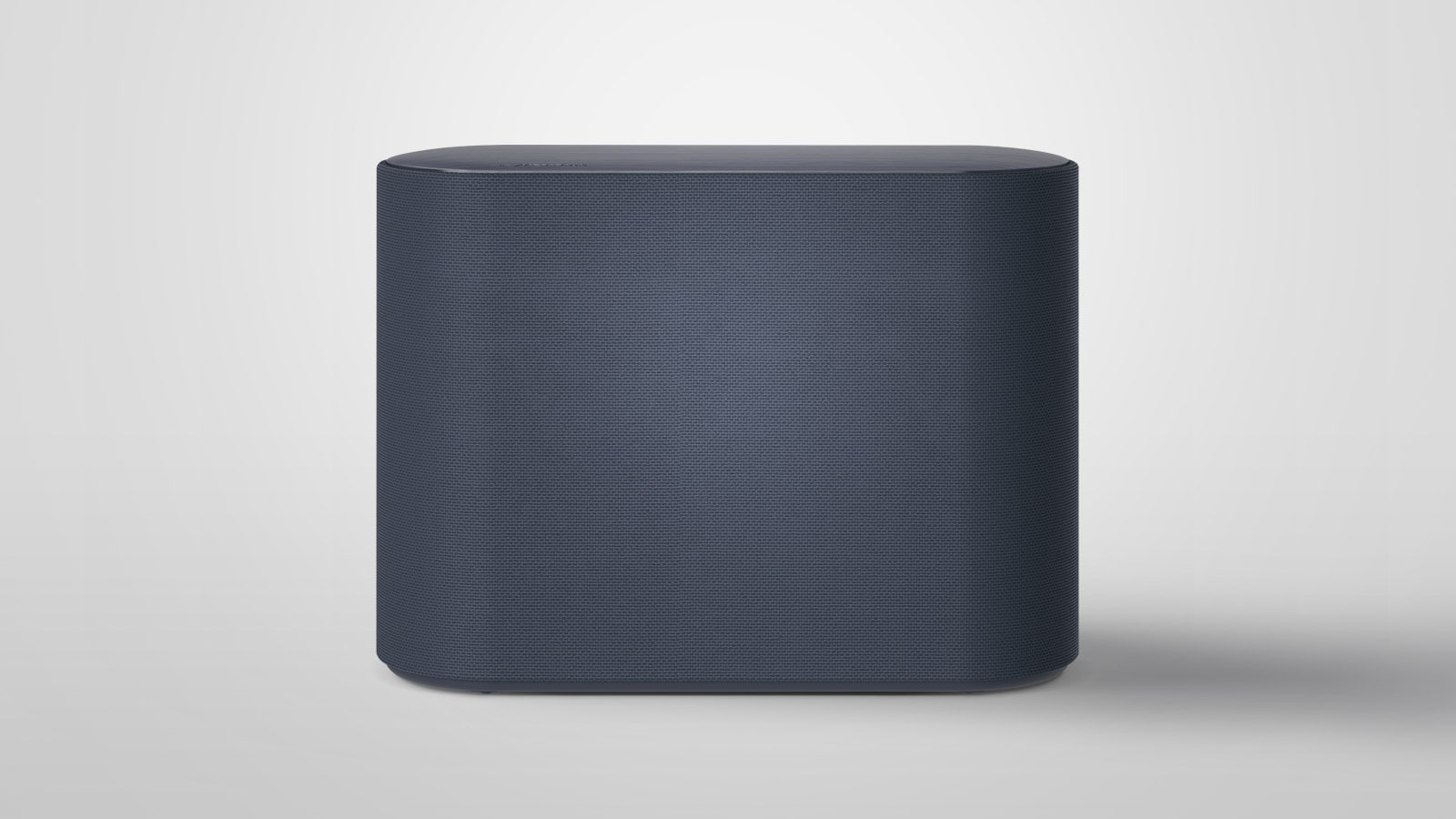 Un subwoofer este așezat pe o podea albă. Scena se schimbă pentru a se apropia pe două componente din interiorul subwooferului care vibrează ușor și efecte de unde sonore care ies din cele două componente. Scena se schimbă pentru a se depărta și pentru a arăta exteriorul unui subwoofer.