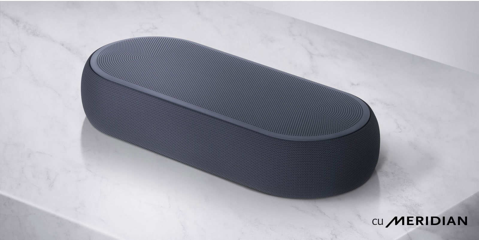 Close-up LG Soundbar partea dreaptă cu logo-ul LG în colțul din dreapta jos al unui produs.