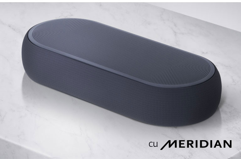 Close-up LG Soundbar partea dreaptă cu logo-ul LG în colțul din dreapta jos al unui produs.