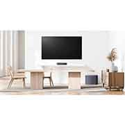 LG Soundbar QP5, O vedere frontală a unui soundbar și a unui subwoofer plasate într-o sufragerie, QP5, thumbnail 5