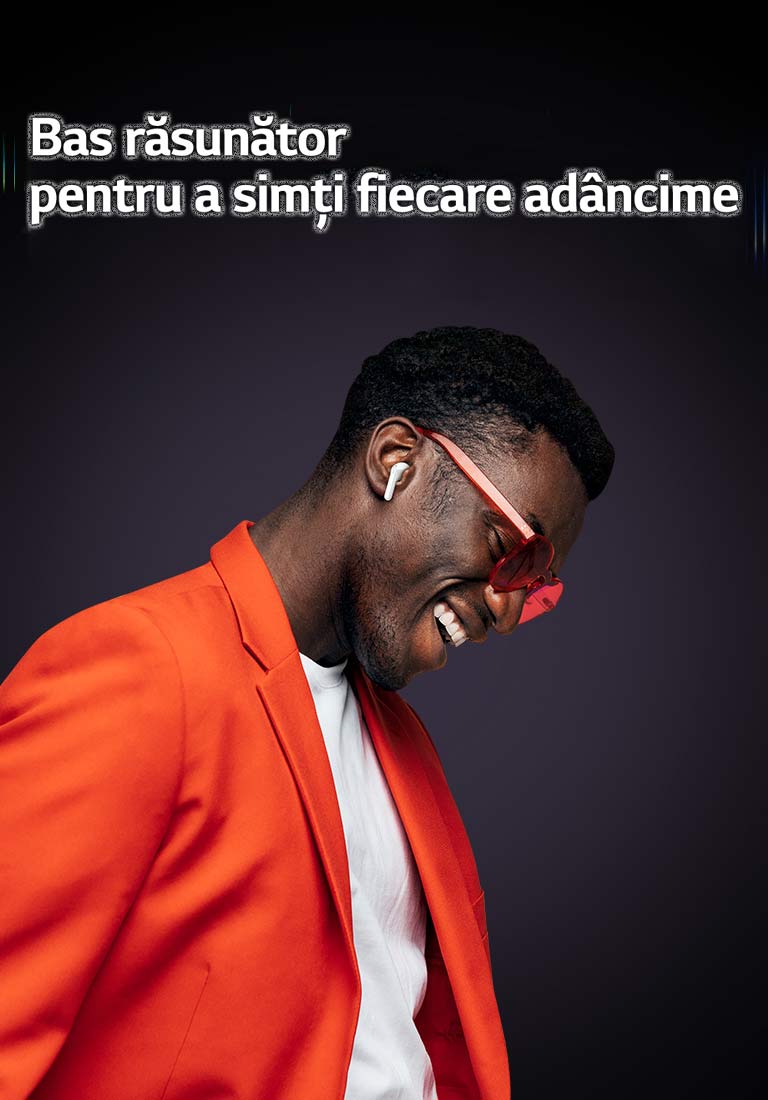 Un bărbat în costum portocaliu ascultă muzică cu TONE Free.