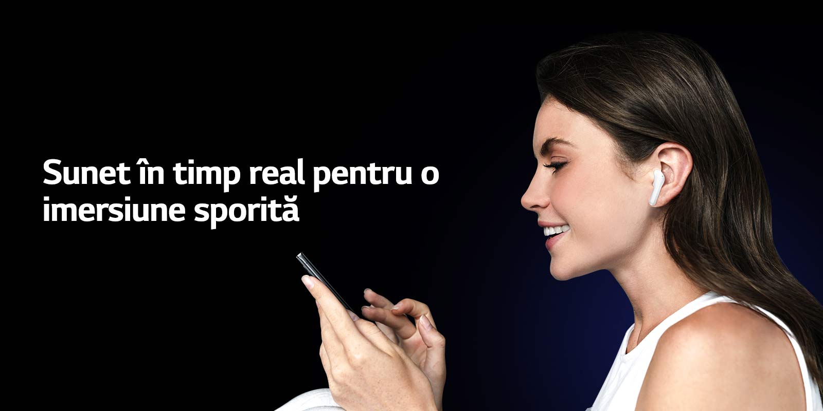 O femeie folosește telefonul și, în același timp, ascultă prin TONE Free.