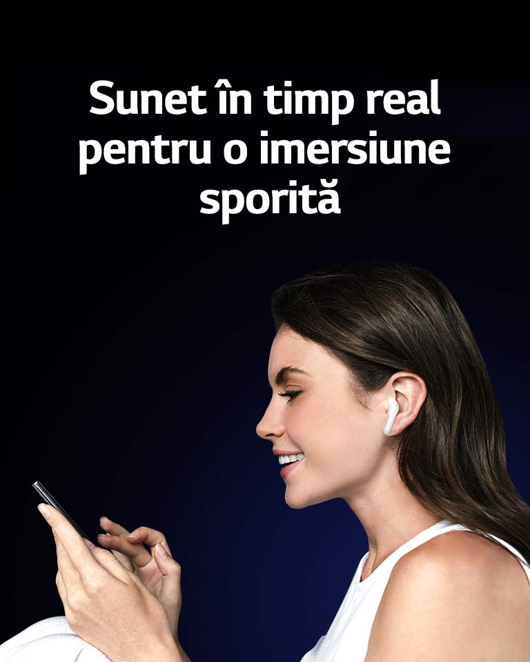 O femeie folosește telefonul și, în același timp, ascultă prin TONE Free.