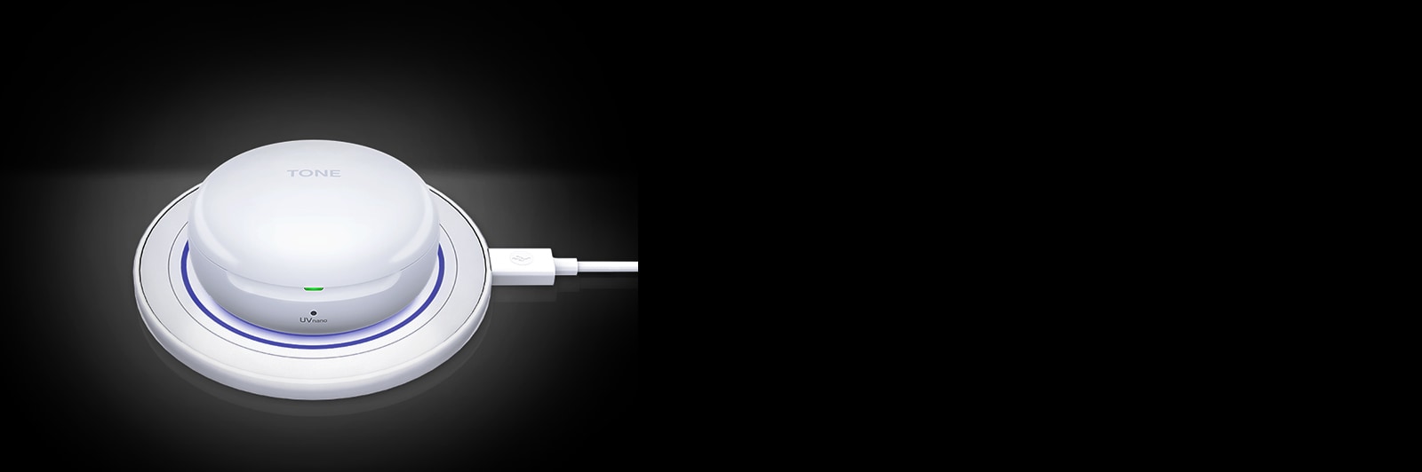 O imagine cu un LG TONE Free FN6 alb deschis care se încarcă pe o plăcuță de încărcare wireless albă.