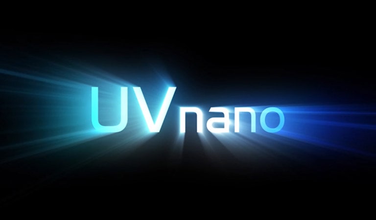 Logo-urile UV nano strălucesc și se taie la un prim-plan al căștilor care sunt igienizate cu lumină UV nano.