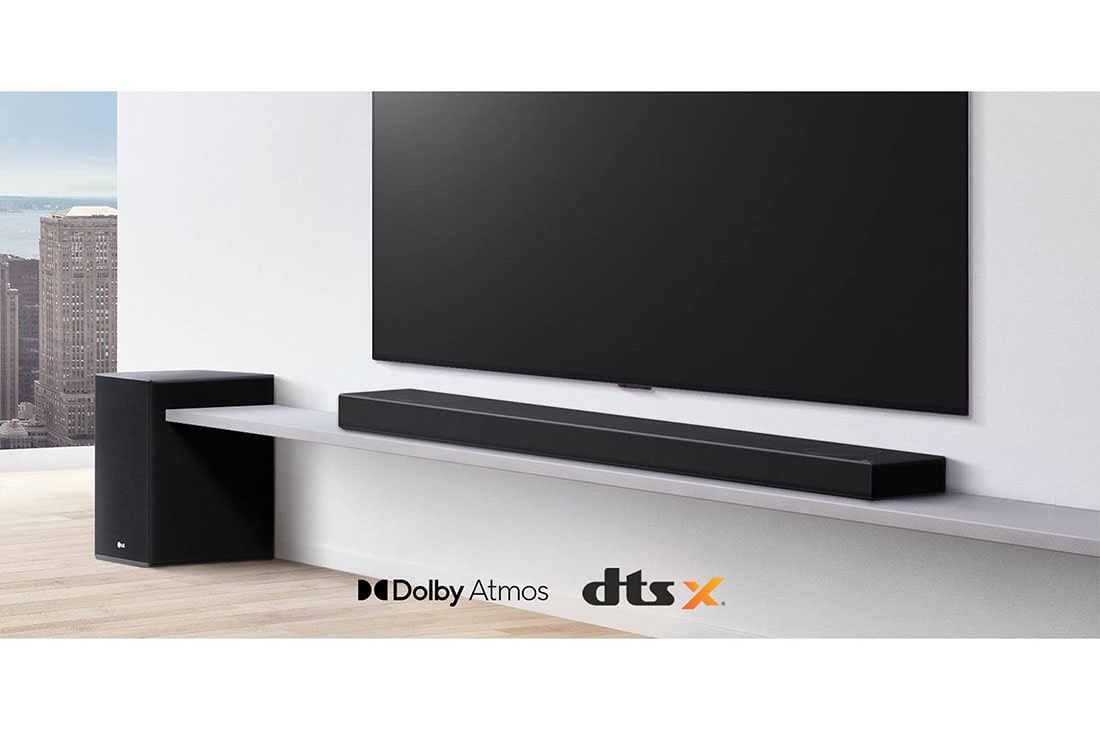 LG Soundbar SP9YA, O bară de sunet este plasată sub televizor într-o cameră de zi albă, subwoofer-ul plasat chiar lângă aceasta., SP9YA, thumbnail 5