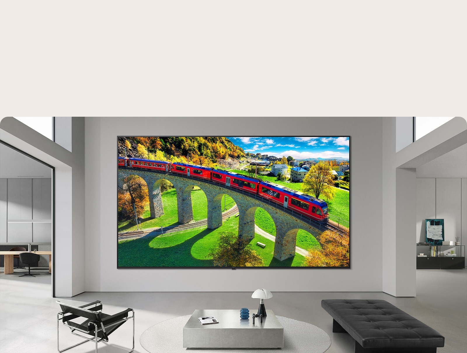  LG Micro RGB evo AI MRGB95, conceput cu Flush-fit Design, este montat perfect la nivelul peretelui într-o cameră spațioasă, afișând o operă de artă impresionantă în culori vii care se armonizează cu designul interior înconjurător.