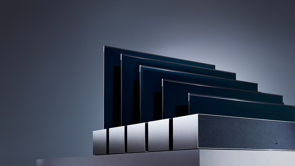 Imagine în serie a televizorului LG SIGNATURE Rollable TV care arată ecranul său complet expus până aproape ascuns în corpul său.