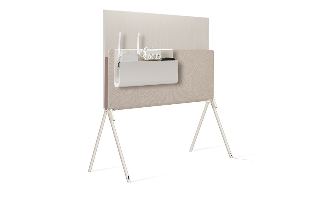 LG OLED | Posé - Gama Objet, Posé văzut din spate, orientat spre stânga cu organizatorul de cabluri și accesorii pe raftul media, pe care sunt așezate un router, o bandă de alimentare cu cleme multiple și cutia televizorului., 48LX1Q3LA, thumbnail 7